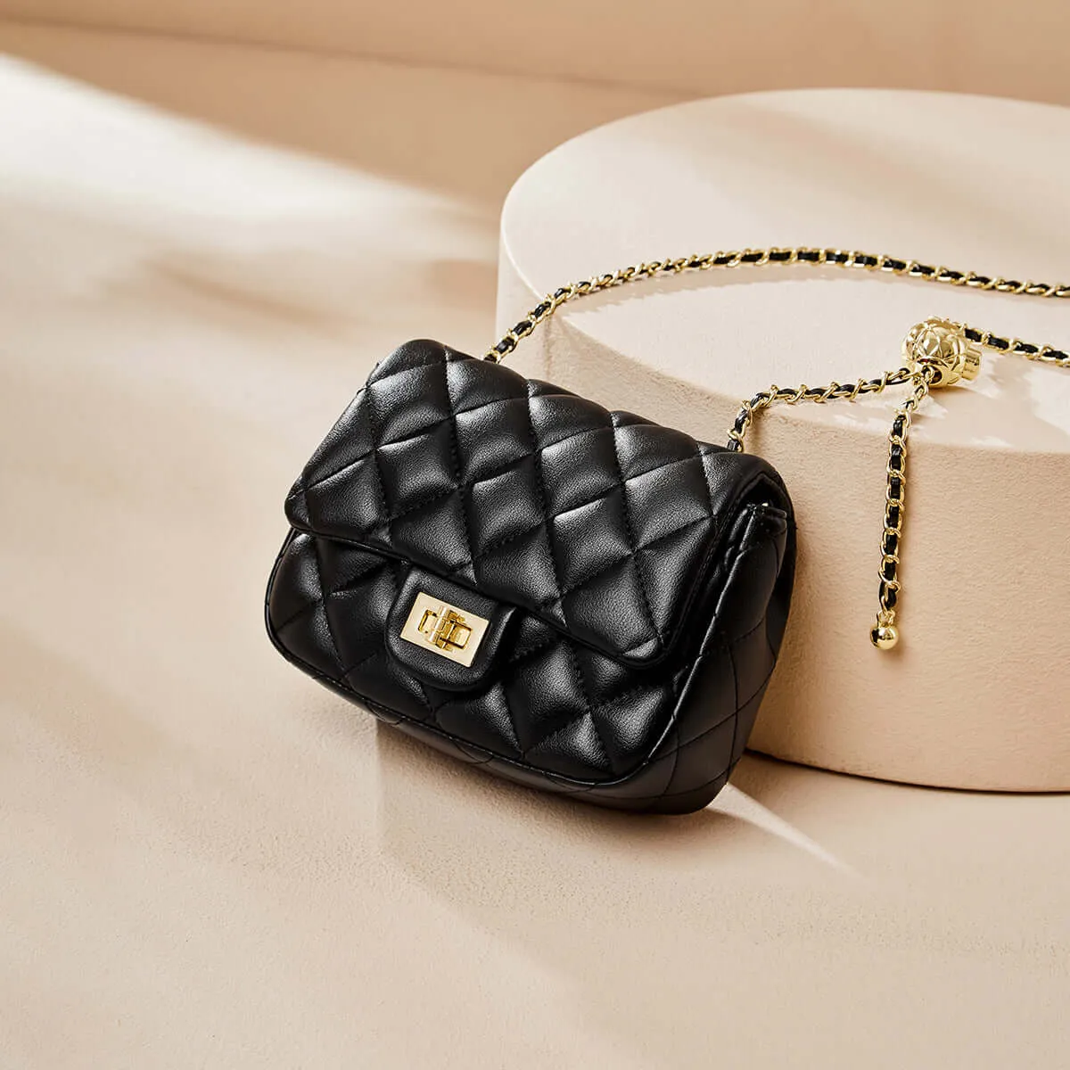 Chic Black Diamond Quilted Chain Leather Bag