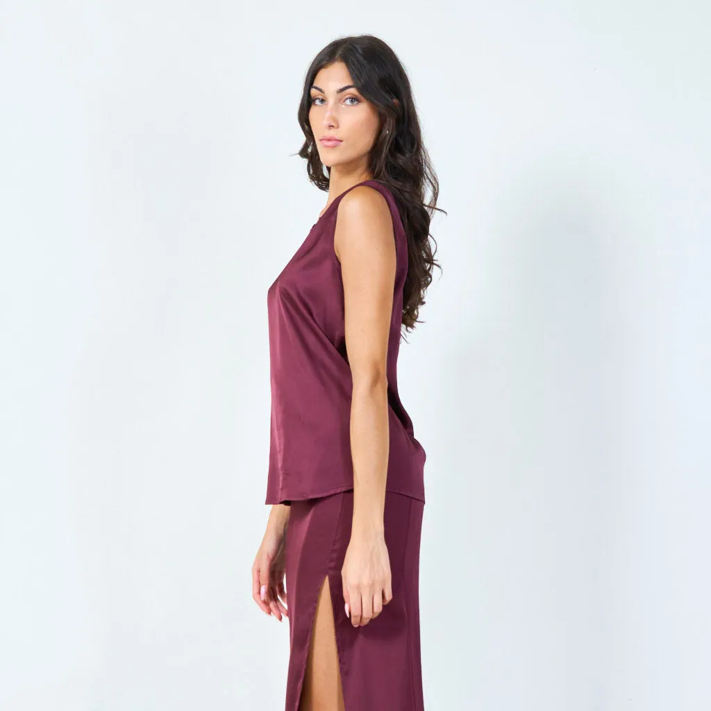 Sleeveless satin top with round neckline wholesale